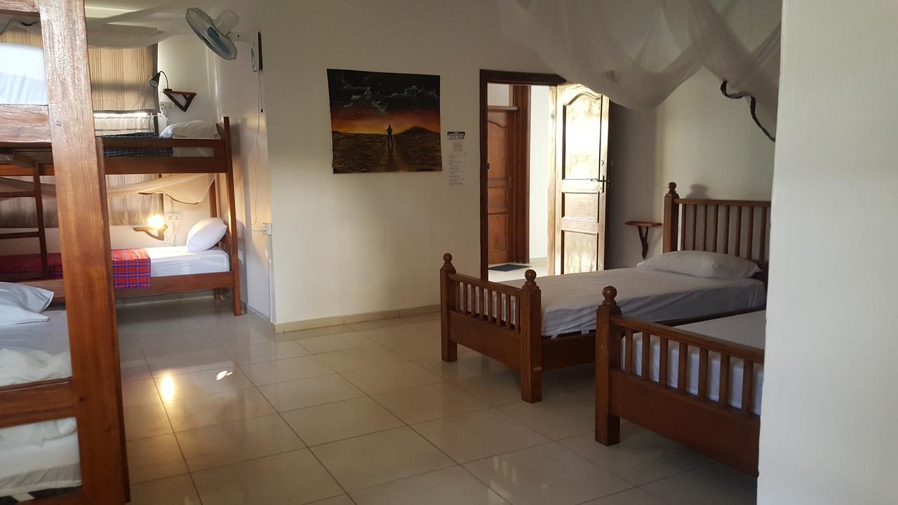 Hunch Backpackers Hostel Dar es Salaam Exterior photo
