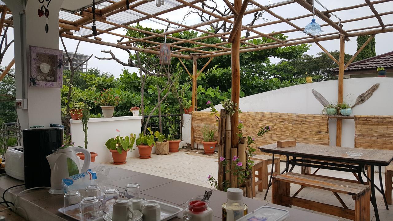 Hunch Backpackers Hostel Dar es Salaam Exterior photo