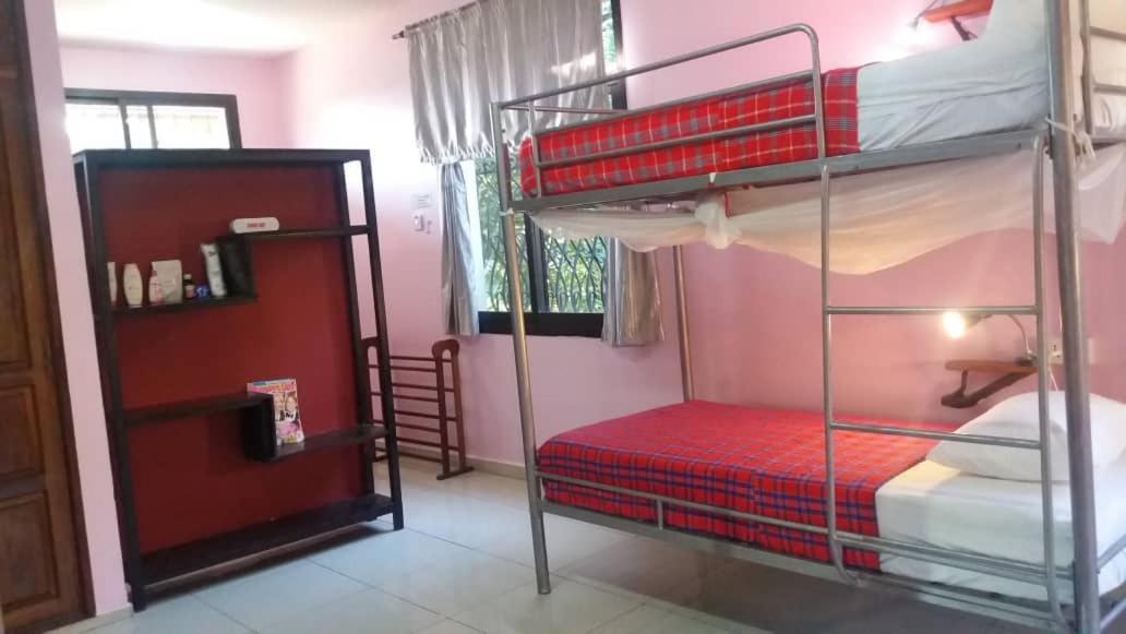 Hunch Backpackers Hostel Dar es Salaam Exterior photo